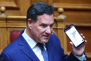 Οργή Γεωργιάδη για φωτογραφία που κάνει τον γύρο του διαδικτύου: «Δεν απεικονίζει εμένα, μάλλον είναι ΑΙ»